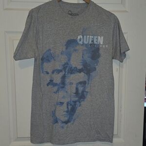 Vintage Queen Forever Graphic Tee